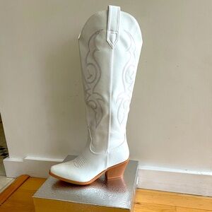 White cowgirl boots size 7.5